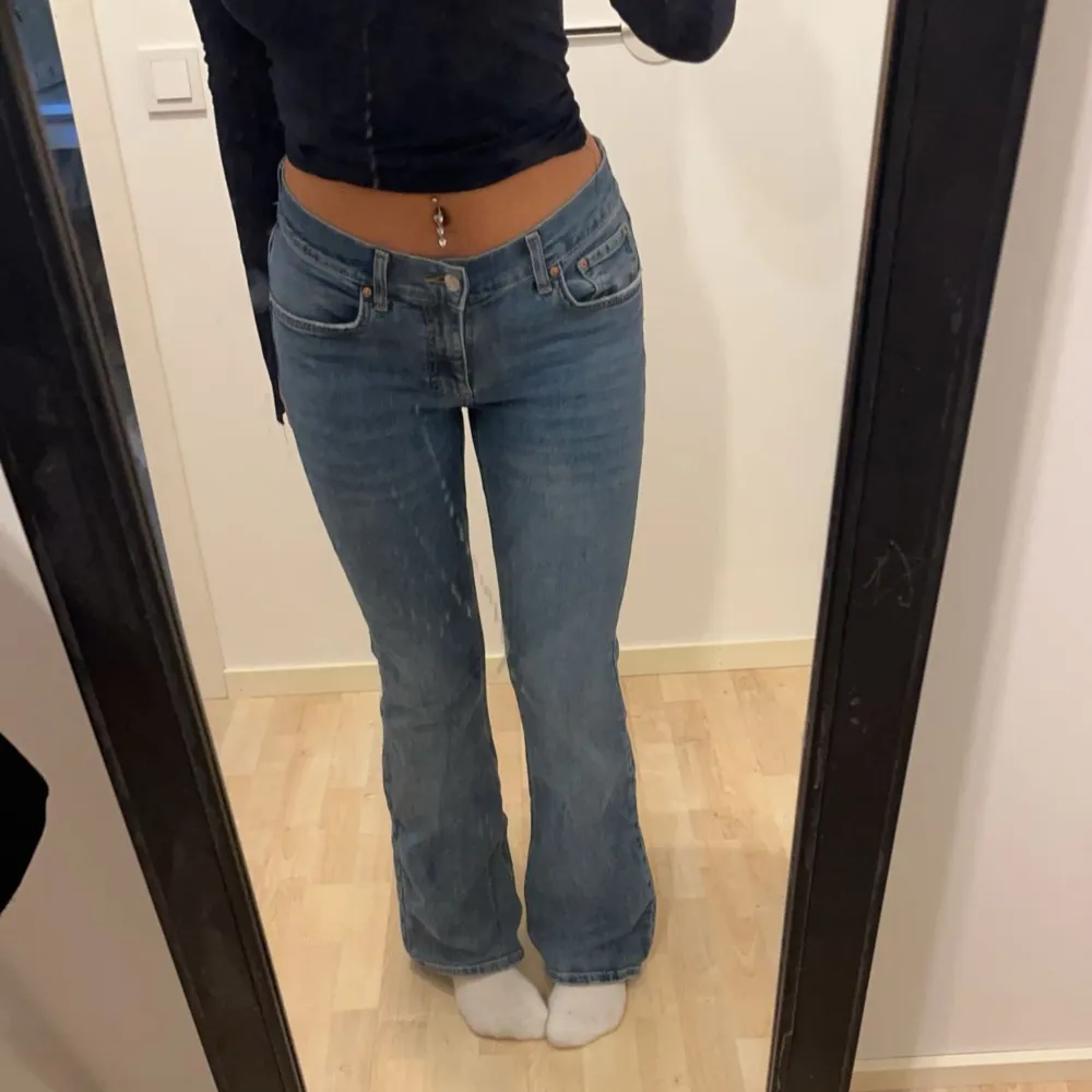 Säljer dessa supersnygga low waist bootcut jeans ifrån Ginatricot eftersom jag råkade köpa i fel storlek så dom kommer inte till användning. Använda fåtal gånger💕. Jeans & Byxor.