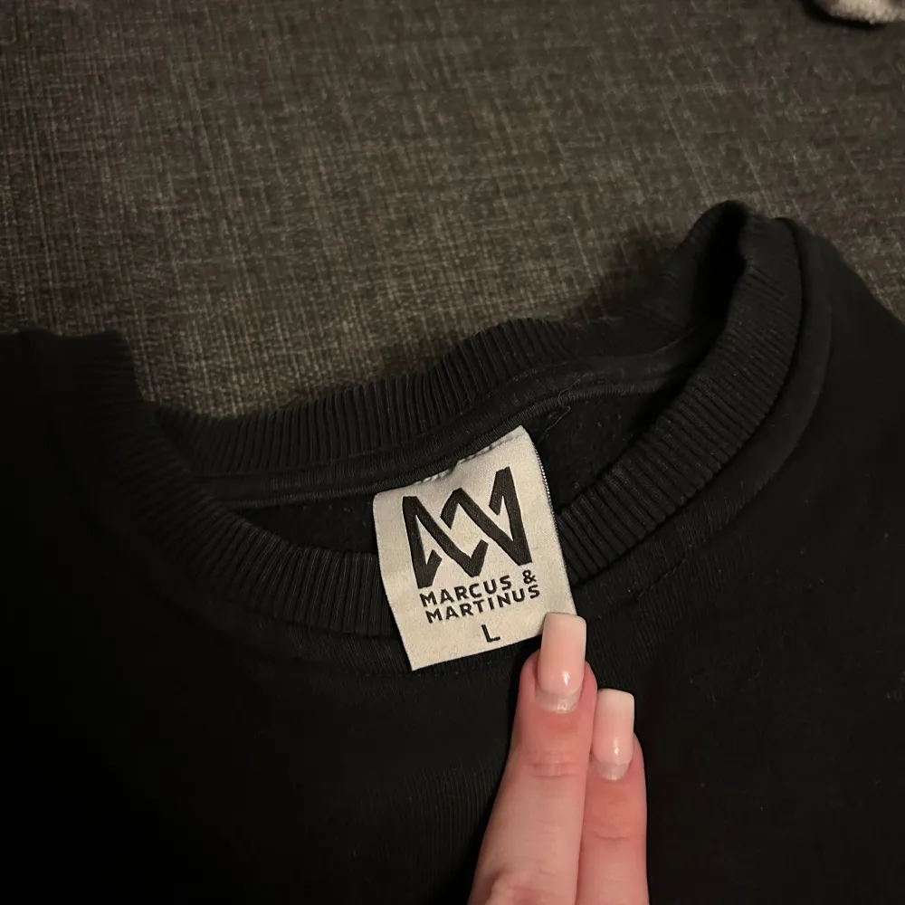 Tröja - sweatshirt - storlek L ( mer som m-l ) använd fåtal gånger - 300 kr . Hoodies.