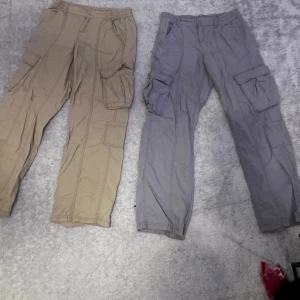 Cargo byxor - 4 cargo byxor från H&M. I jätte bra skick, Har bara använt den gråa. De andra har bara legat i garderoben. De svarta är 36 resten är i storlek 38. 150kr för en medans alla 4 för 450🫶🏻