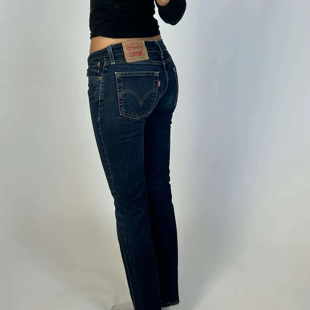 Mörkblå levis jeans i toppskick🙌🏻 33 cm midja tvärs över och 76 cm innerbenslängd. Jeans & Byxor.