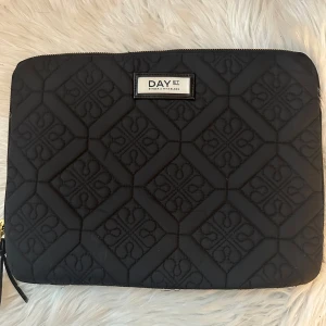 Day et datorfodral  - Säljer detta fina datorfodralet från day et! Använd i ungefär 1 och en halv termin, fint skick! Nypris, 569kr💗 