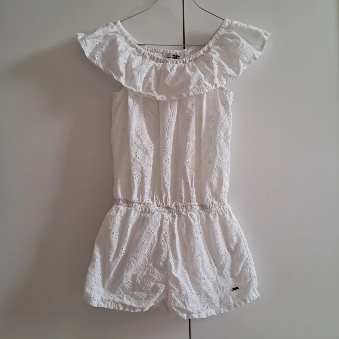 Somrig kort jumpsuit i spets 