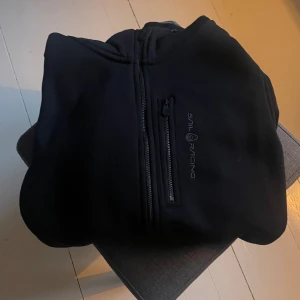 Sail racing  - Säljer denna Sail racing tröjan i dam model, tröjan är i nyskick och är använd några gånger. Säljer då den inte kommer till användning🌟