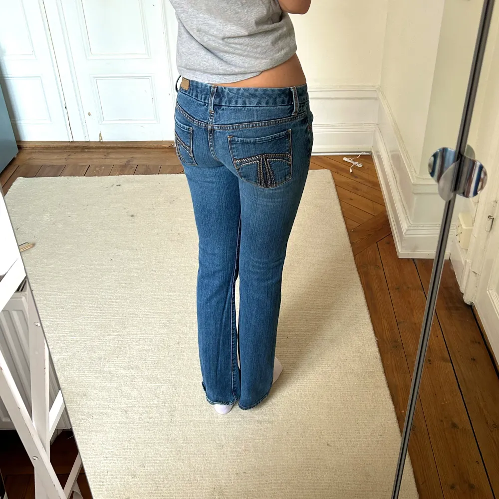 Perfekta lågmidjade jeans som sitter som en smäck. 36 cm tvärs över midjan och 82 cm innerbenslängd. Jeans & Byxor.