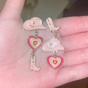 Rosa cowgirl örhängen - Jättefina rosa örhängen med cowgirl tema. Aldrig använda. PRIS KAN DISKUTERAS!