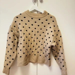 Stickad tröja - Jättefin och skön prickig stickad tröja, fint skick i storlek xs💕 hör av dig vid frågor! 