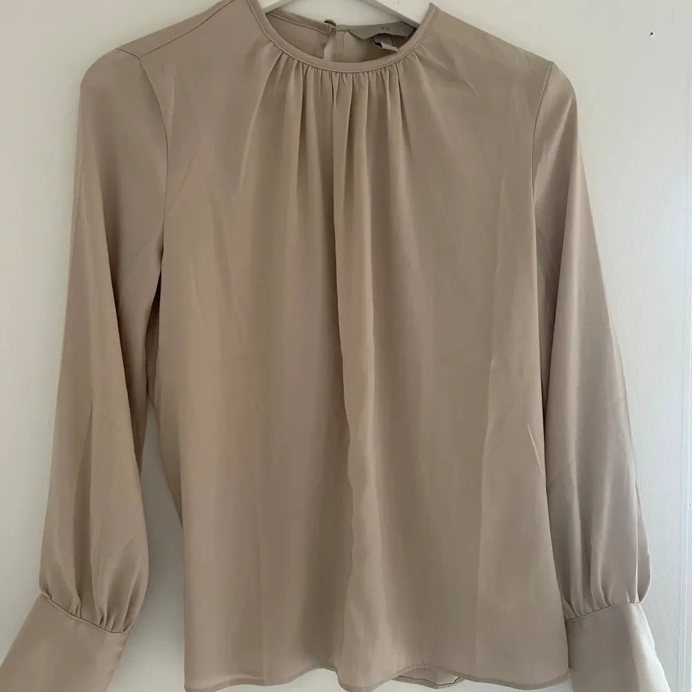 Säljer min stilrena beige/bruna blus ifrån hm!💕säljer då den inte kommer till användning, endast använd ett fåtal gånger!!💕. Blusar.