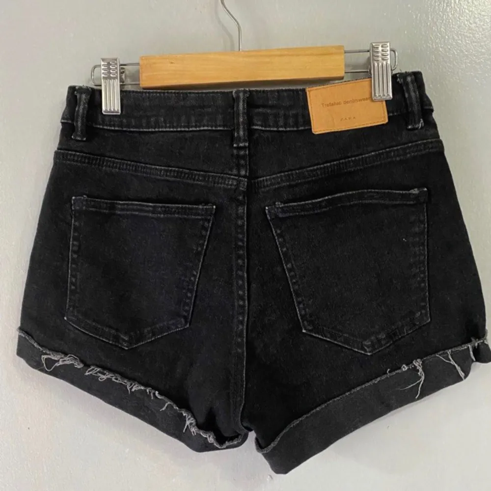 Jeansshorts från Zara! Använda flertal gånger, strl 34🖤. Shorts.