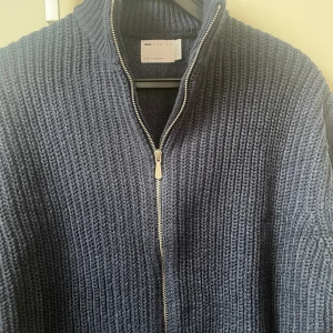 Stickad Sweatshirt  - Säljer denna helt nya stickade zip tröja. Aldrig använd. Hör av dig om du har frågor. 