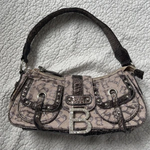 Handväska - Så fin handväska, med flera fack fint skick. Passar till allt. Vill du köpa trycker du på köp nu, jag postar inom 24h