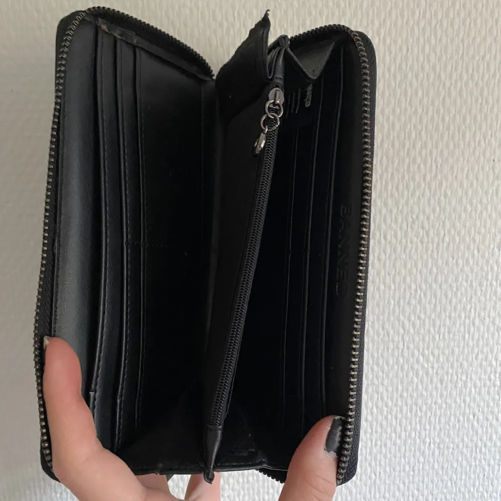 Säljer denna skit fina alternativa plånboken, mitten delen har släppt från en kant som ni ser på den tredje bilden. Nypris: 299. Accessoarer.