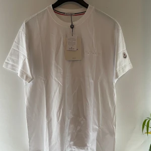 Moncler T-shirt - Moncler T-Shirt. Med patchen på sidan. Tröjan är storlek M, aldrig använd. Hör av dig om du har några frågor😀