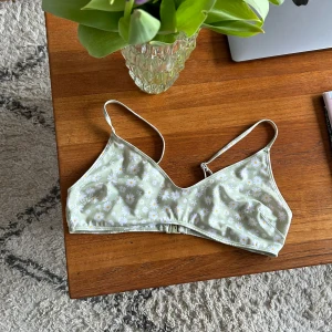 Söt bikini överdel - Söt sage grön bikini överdel med blommor från monki! Endast testad och aldrig badad med. Klippt bort lappen men skulle säga att den passar M!☺️🌿
