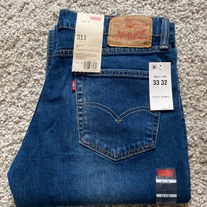 Levis jeans - Levis jeans 511! Helt nya med alla lappar kvar. Storlek 33 32. Har du några frågor tveka inte på att kontakta mig!❤️