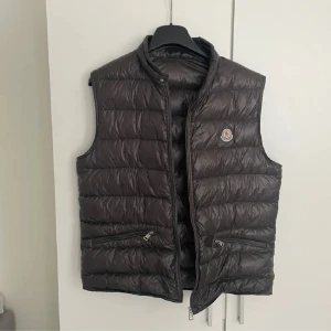 Moncler Väst - Moncler väst gui, i size 4 (M/L), cond 6/10 finns en lagning gjord av en skräddare men annars i bra skick. Mer bilder kan självklart fås bara att skriva. Köpt här på plick för 1700, men säljer för 900 då jag haft den ett tag, och pga defekter. 💕