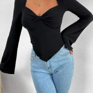 Svart topp med volang ärmar - Jätte snygg topp med utsvängda armar, aldrig använd 🌸