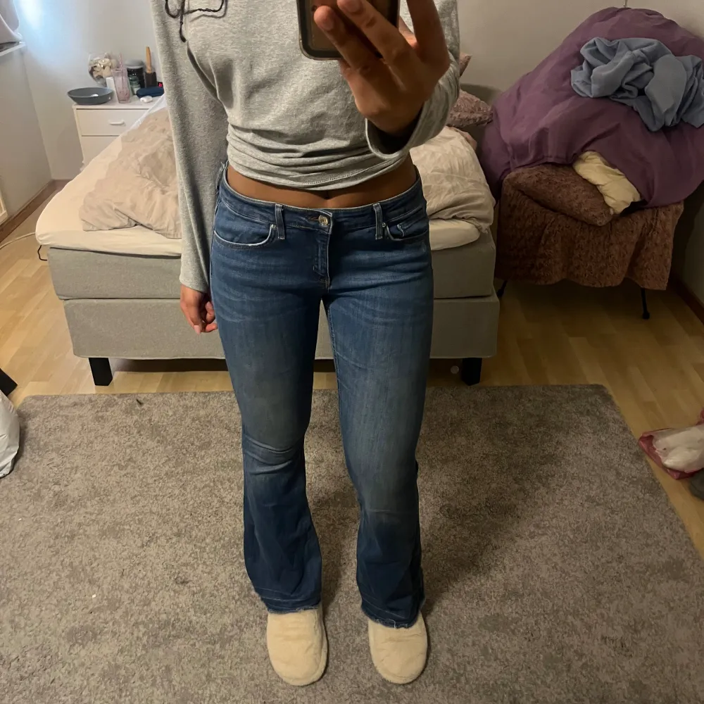 Low waist jeans, mörkblåa, långa (jag är 176 cm) (Frakt ingår ej). Jeans & Byxor.