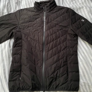 EA7 jacka - Säljer denna jacka då den är liten för mig och inte riktigt min stil, använd en gång så skicket är 10/10. Jackan passar perfekt till vår/höst. Den finns i Jönköping så upphämtning uppskattas.