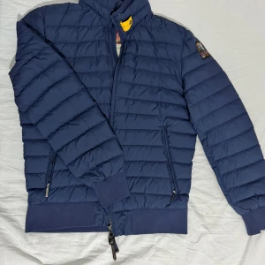 HELT OANVÄND PARAJUMPER JACKA - Oanvända marinblå Parajumper jacka i storlek S, köpt på Care Of Carl. Jackan är helt oanvänd då den aldrig passa.