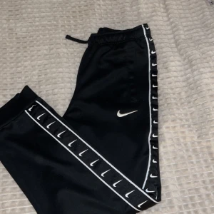 Nike byxor  - Snygga Nike mjukisbyxor i storlek XL (158-170cm)