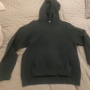 Stickad hoodie från zara. Så fin och aldrig använd. Nypris 300, säljer för 200kr. Den är storlek 13-14 barn men skulle säga att den är en xs/s, jag är 168💞💞