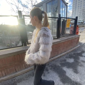 Pälsjacka - Jättesnygg pälsjacka som är köpt på sellpy men är från Hm från början🩷 kom privat för fler frågor 🩷