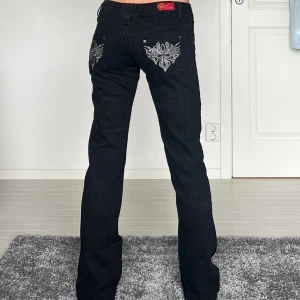 Jeans - midjemått: 37cm rakt över, innerbenslängd: 80cm 💗 