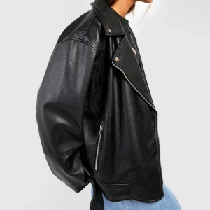 Oversized läderjacka - Från boohoo köpt för 495, helt ny! Strl M💕overzied samt bälte