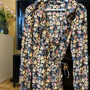 Blommig klänning  - Fin blommig klänning från bikbok i storlek S. Se bilder för att se den på. Sparsamt använd. 