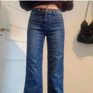 Jeans med söta fickor fram,(även fickor bak) 70-tals model. Storlek 34 från Kappahl. Oanvänt skick. Stretchigt matrial. Passar både XS och S. 