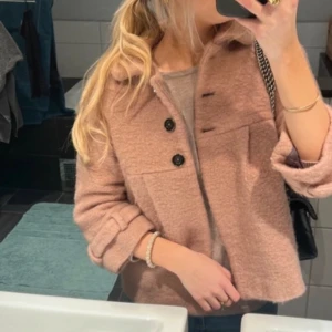 TREKVARTS ÄRMAD KAPPA  - Jätte fin trekvarts ärmad kappa ifrån zara i väldigt bra skick!! Den säljs inte längre på hemsidan💕💕