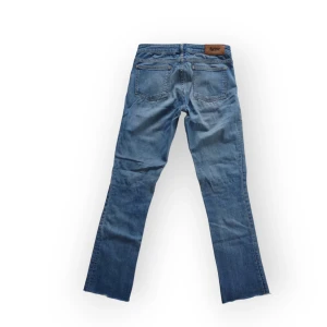 Acne Jeans - Lågmidjade slim fit light wash ripped acne Jeans. Bra skick. Fråga gärna om fler bilder eller mått 💕
