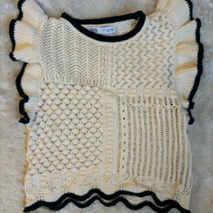 Broderad topp från zara - Sommar topp från zara i bra skick, använd nån gång, säljes för 139 + frakt tillkommer📦📦 