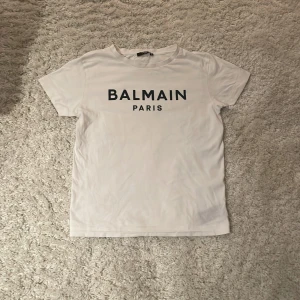 Balmain T-shirt - 10y . Använd circka 7-8gånger. Mycket bra skick.