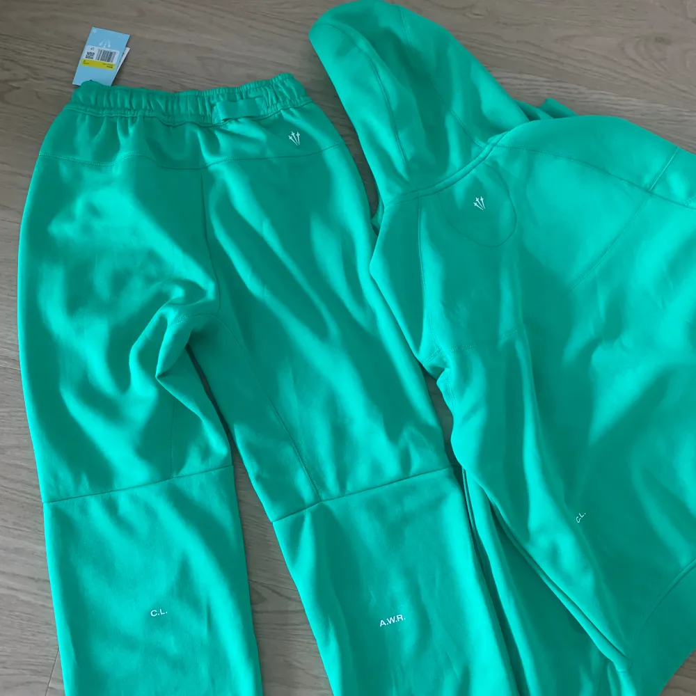 Jag säljer min Nike Nocta Tech Fleece Green, 1:1. Jackan har använts en gång och byxorna är helt nya, oanvända. OBS! Priset kan diskuteras!. Jeans & Byxor.