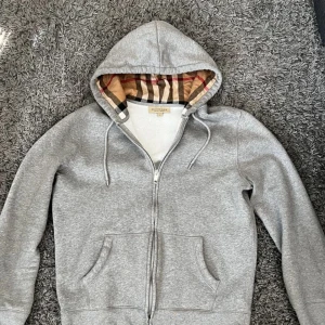 Burrberry hoodie grå - Hej, säljer nu min burrberry hoodie för den var för stor för mig, den är äkta och jag har kvitto, pris kan diskuteras🤩