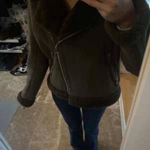 Olivgrön aviator jacka 🫒🍸 - Fin aviator jacka som säljs pga att jag inte får så mycket användning av den, storlek M men passar mig perfekt som vanligtvis har XS Andra bilden är lånad!