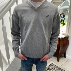 Gant Stickad Tröja - Skön och snygg Gant tröja! schysst passform! 👕Skick 9/10✍🏼 TITTA MIN SIDA SÅ DU INTE MISSAR NÅGOT ÄNNU FETARE!🍾💶Kom dm ifall du har några frågor!🙋‍♂️😊