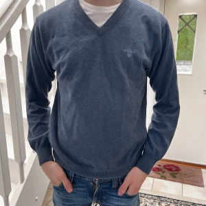 Gant Stickad Tröja - RIKTIGT snygg Gant tröja! schysst passform! 👕Skick 9/10✍🏼 TITTA MIN SIDA SÅ DU INTE MISSAR NÅGOT ÄNNU FETARE!🍾💶Kom dm ifall du har några frågor!🙋‍♂️😊