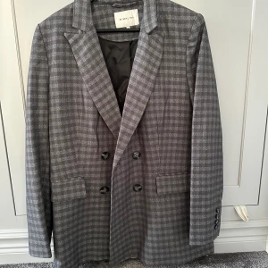 By Malina kavaj  - Som ny! Storlek L, snygg även som over size. Kan knäppas 