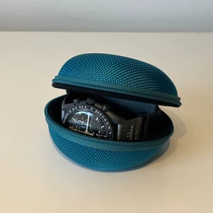 Klockfodral  - 🟢En robust och flexibel klockfodral med stark konstruktion,   🔵Perfekt skydd för din klocka eller armband, 🟡  Slitstark utsida och mjuk och väl fodrad insida . 🟠Helt ny. ⚪️Finns i  färger Röd, Rosa, Turkos , Ljus grå. OBS . Klockan ingår ej.