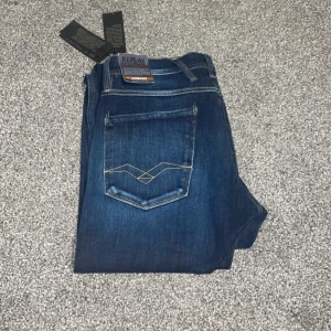 Replay Anbass - Säljer ett par riktigt feta och helt nya Replay Anbass! Alla Tags är kvar! Riktigt sköna och fräscha jeans till vardagen! Tveka inte att höra av dig vid minsta lilla fundering🙌