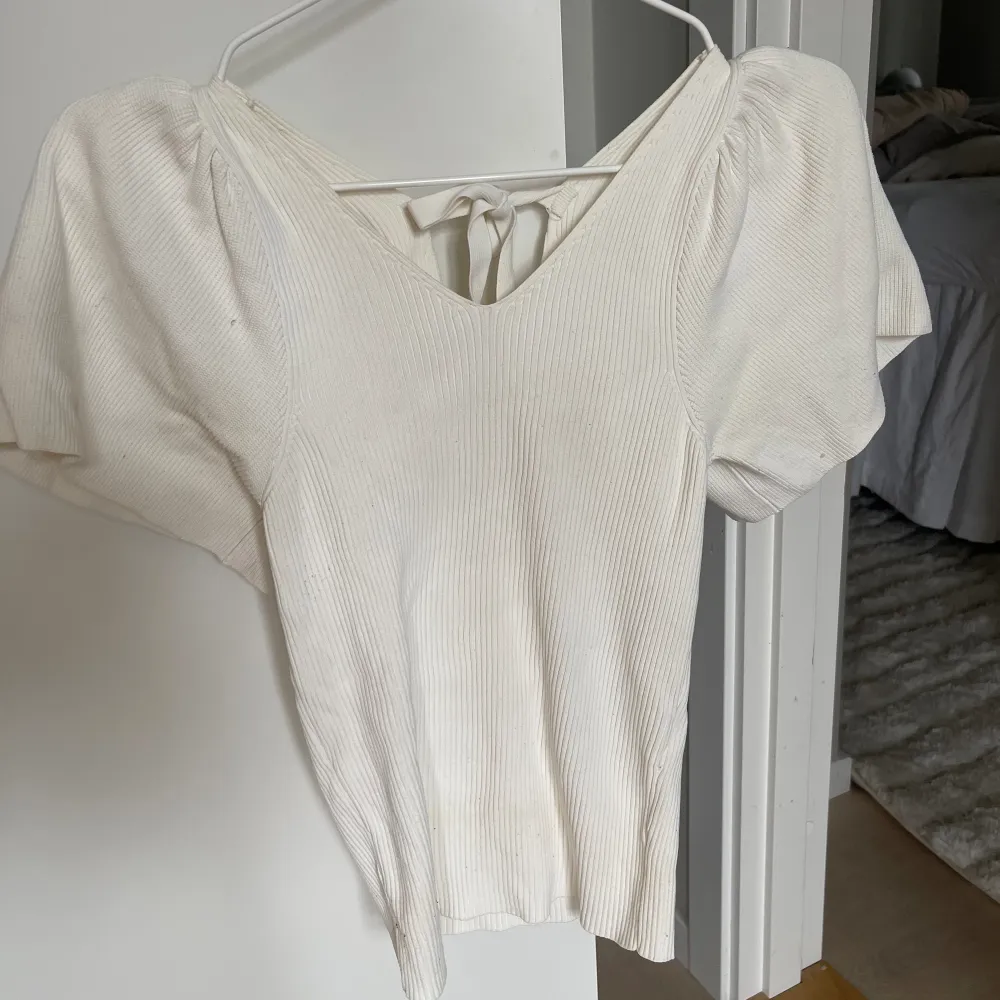 En jättesöt vit tröja från Only. Lite öppen i ryggen och fina detaljer.. Tröjor & Koftor.