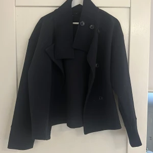 Mörkblå kappa - Fin mörkblå kappa från Gina tricot i st M. Inte älvans mycket och i fint skick! 