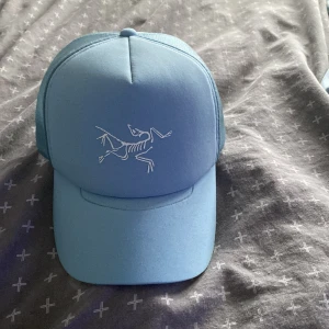 Keps  - En stil ren ljus blå keps som inte har använts , ingen storlek då man kan ändra själv hur man vill ha den. Perfekt nu till våren och sommaren .