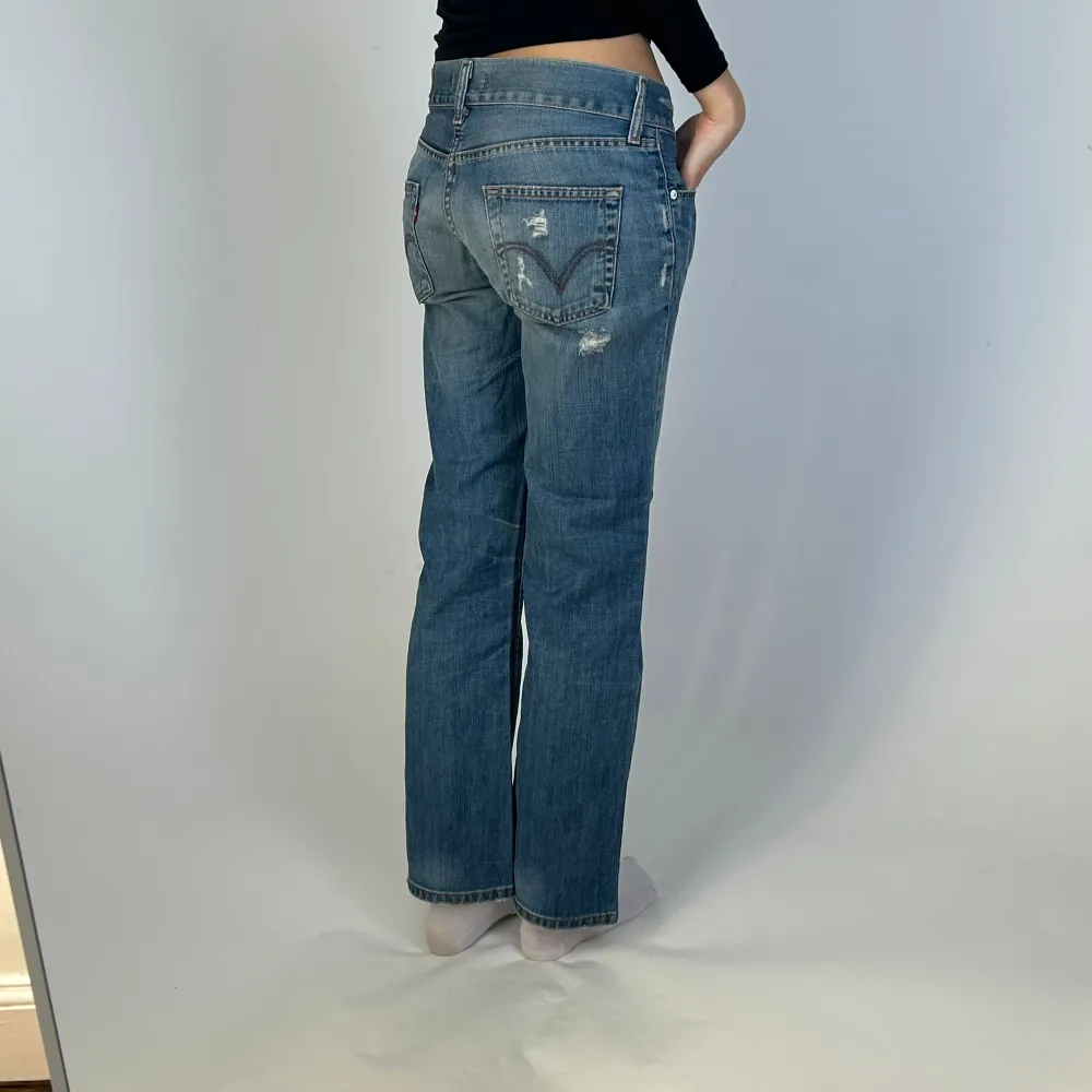 Snygga lågmidjade jeans från Levis. Perfekt ljusblå färg. 42 cm tvärs över midjan, 76 cm innerbenslängd. Jeans & Byxor.