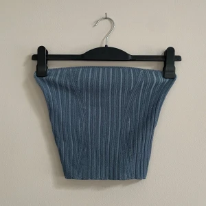 Blå tubtopp Nakd - Jättefin tubtopp från Nakd i nyskick! Köpt i somras från Zalando för 240kr men aldrig använd då den tyvärr inte riktigt passar mig. Supersnygg till sommar och vår!!🩵💐 Hör gärna av dig om du har några funderingar!😊