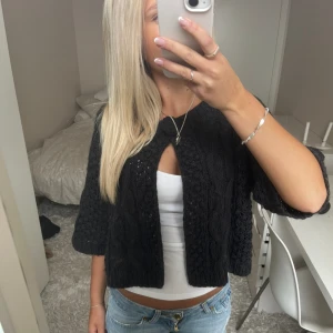 Stickad kofta / bolero - Säljer denna stickade kofta / bolero. Skulle säga att den är mörkgrå - svart. Har du någon fråga är det bara att höra av dig🫶🏻