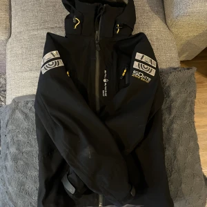 Sail racing gortex jacka - Säljer nu denna grymt feta Sail jackan! Köpt på Sail racing i Billdal för cirka 10K för 3-4 år sedan! Perfekt höst/vår jacka! En tvätt hade inte skadat annars är jackan helt komplett!