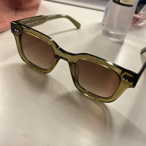 Chimi 04 - Säljer mina så fina solglasögon från chimi då jag inte tycker modellen passar mig så bra💓 i väldigt bra skicka och fodral/påse/puts medkommer💓